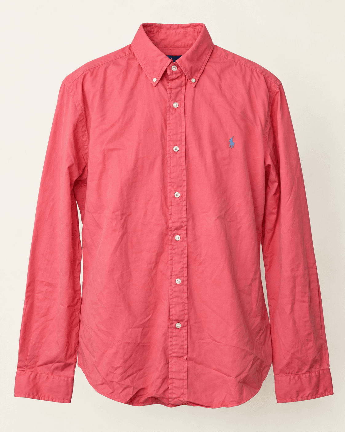 Rak produktbild av den korallrosa button-down-skjortan.